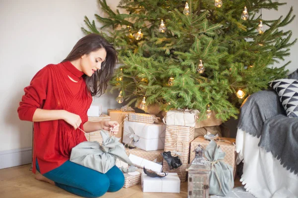 Mulher Moda Beleza Com Caixa Presente Natal Árvore Ano Novo — Fotografia de Stock