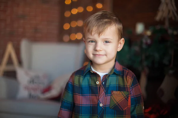 Красивий Хлопчик Різдвяній Прикрашеній Кімнаті — стокове фото