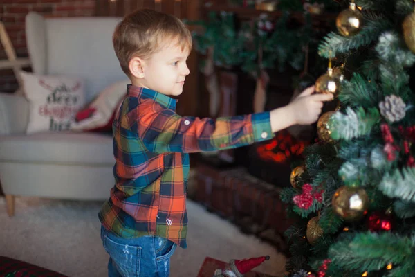 Красивий Хлопчик Різдвяній Прикрашеній Кімнаті — стокове фото