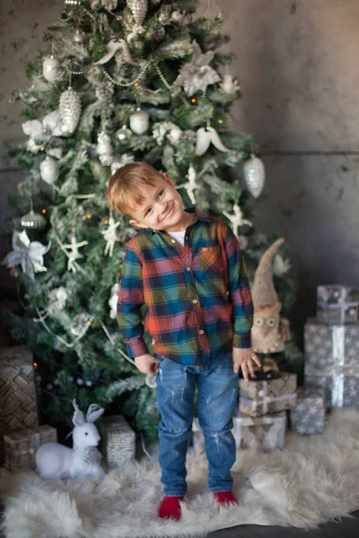 Όμορφο Αγόρι Στο Δωμάτιο Χριστούγεννα Διακόσμηση — Φωτογραφία Αρχείου