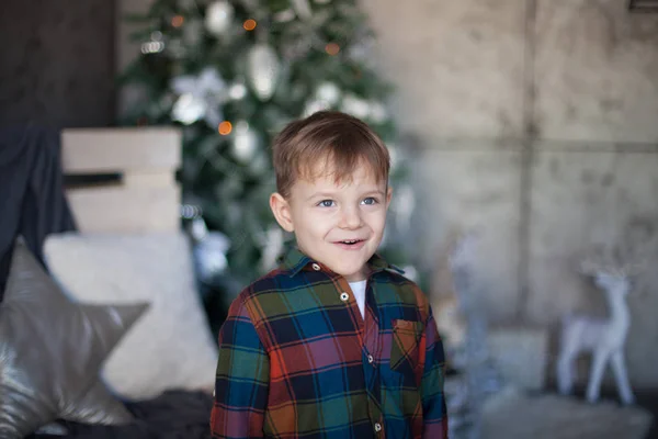 Bel Ragazzo Sulla Stanza Decorata Natale — Foto Stock