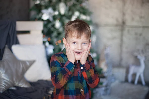 Mooie Jongen Kerstmis Ingericht Kamer — Stockfoto
