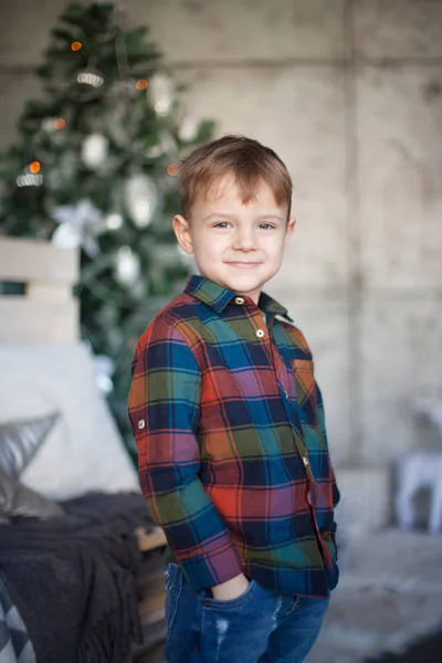 Menino Bonito Quarto Decorado Natal — Fotografia de Stock