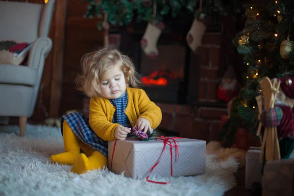 Beau Bébé Sur Noël Chambre Décorée — Photo