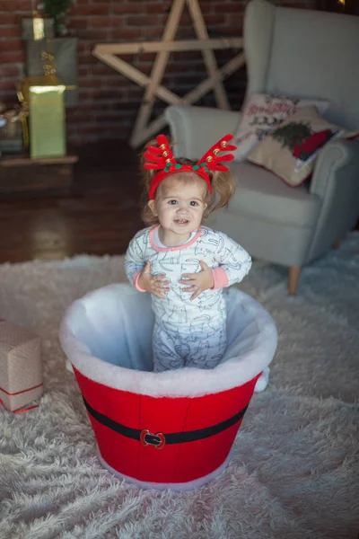 Schönes Baby Auf Weihnachtlich Dekorierten Zimmer — Stockfoto