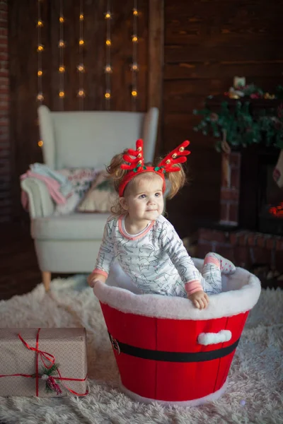 Schönes Baby Auf Weihnachtlich Dekorierten Zimmer — Stockfoto