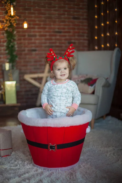 Schönes Baby Auf Weihnachtlich Dekorierten Zimmer — Stockfoto