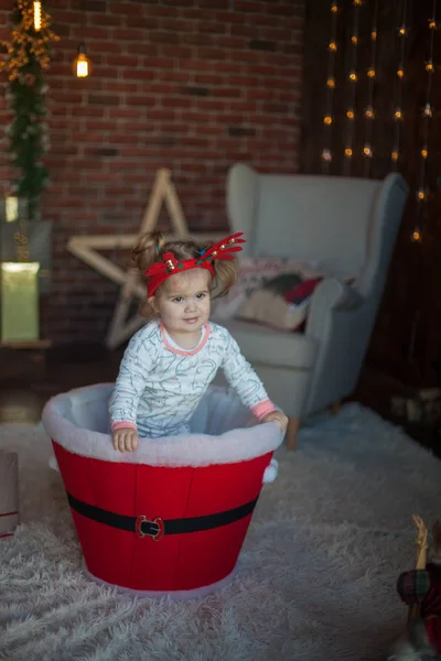 Schönes Baby Auf Weihnachtlich Dekorierten Zimmer — Stockfoto