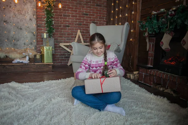 Bella Ragazza Sulla Stanza Decorata Natale — Foto Stock