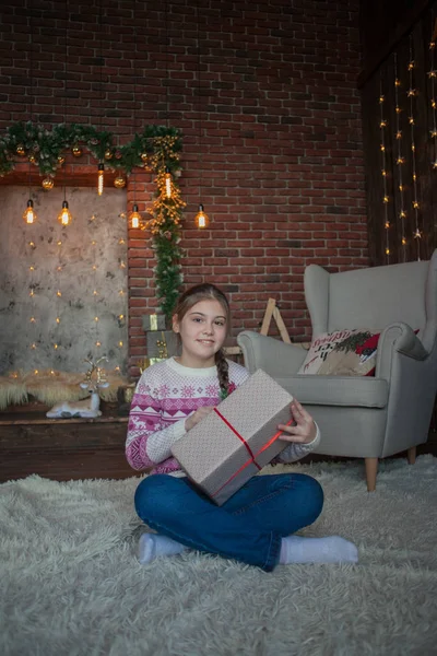 Bella Ragazza Sulla Stanza Decorata Natale — Foto Stock