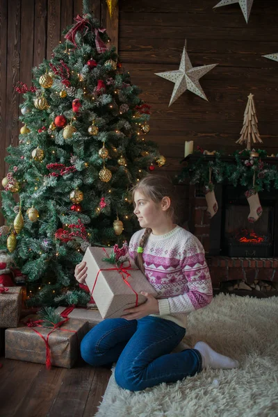 Schöne Mädchen Auf Weihnachten Dekorierten Zimmer — Stockfoto