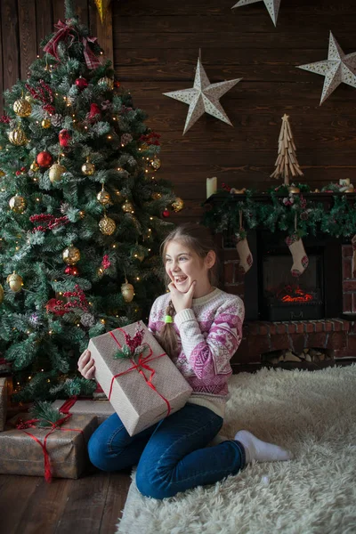 Красива Дівчина Різдвяній Прикрашеній Кімнаті — стокове фото