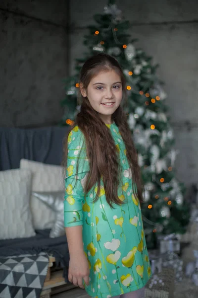 美丽的女孩在圣诞节装饰的房间 — 图库照片