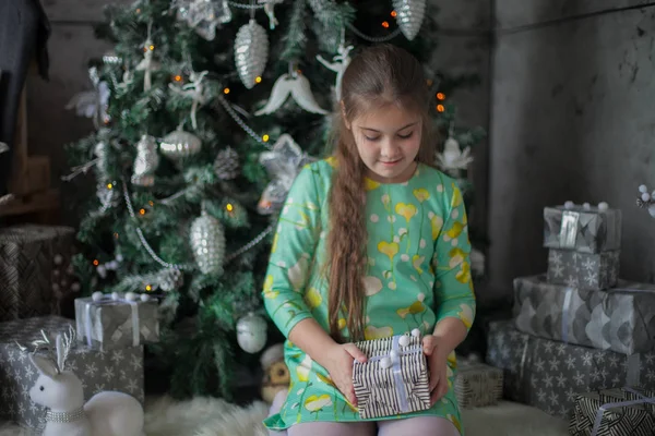 Schöne Mädchen Auf Weihnachten Dekorierten Zimmer — Stockfoto