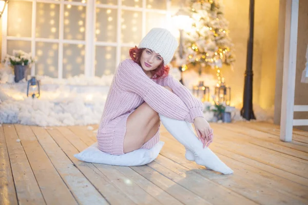 Beauty Fashion Frau Mit Weihnachtsgeschenkbox Neujahrsbaum Zurück — Stockfoto