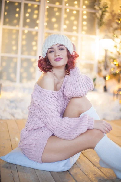 Beauty Fashion Frau Mit Weihnachtsgeschenkbox Neujahrsbaum Zurück — Stockfoto