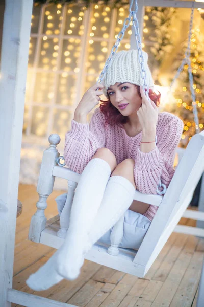 Beauty Fashion Frau Mit Weihnachtsgeschenkbox Neujahrsbaum Zurück — Stockfoto
