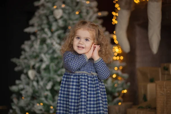 クリスマスの装飾の部屋に美しい赤ちゃん — ストック写真