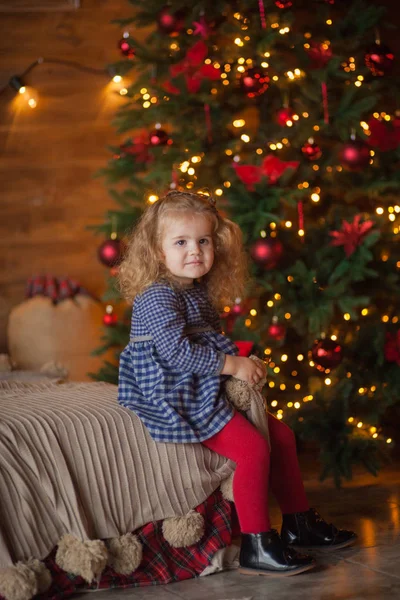 Beau Bébé Sur Noël Chambre Décorée — Photo