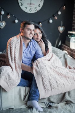 Kanepede birbirine aşık bir çift