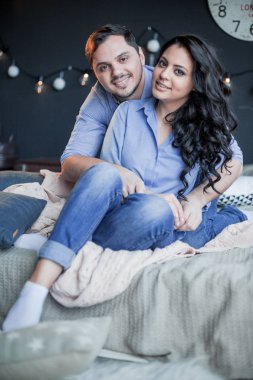 Kanepede birbirine aşık bir çift