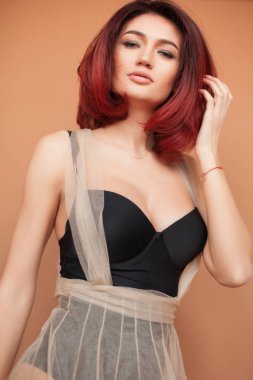 Stüdyoda izole edilmiş seksi ve şık bir kadın.