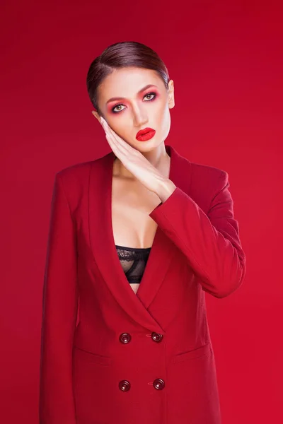 Sexy Und Stilvolle Frau Isoliert Auf Rot — Stockfoto