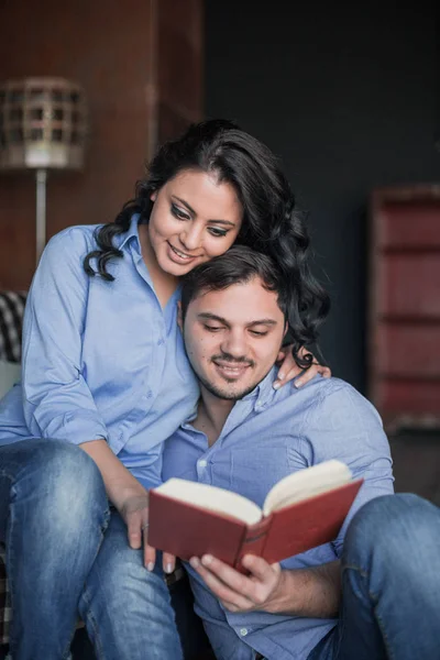 Pareja Sofá Enamorada —  Fotos de Stock