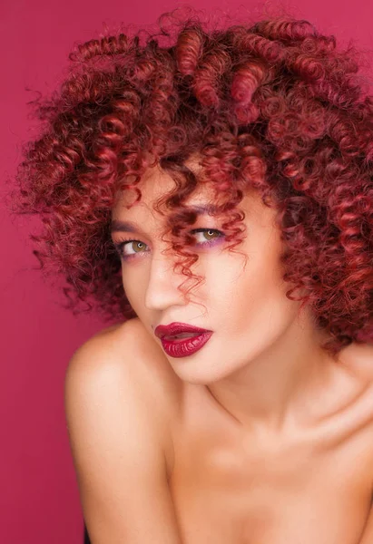 Menina Modelo Bonita Com Cabelos Cacheados Cuidados Produtos Coloração Cabelo — Fotografia de Stock