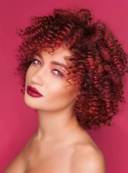 Mooi Model Meisje Met Krullend Haar Verzorgingsproducten Haarkleuring — Stockfoto