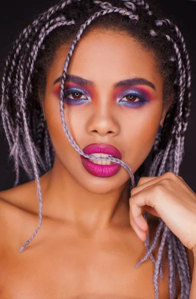 Африканская Женщина Цветными Косичками Модный Красочный Макияж — стоковое фото