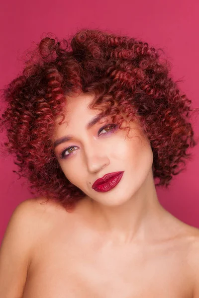 Kıvırcık Saçlı Güzel Bir Manken Kız Bakım Ürünleri Saç Boyama — Stok fotoğraf