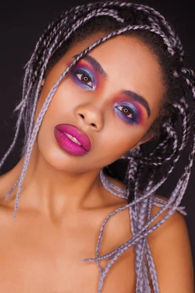 Vacker Afrikansk Kvinna Med Färg Flätor Mode Färgglada Makeup — Stockfoto