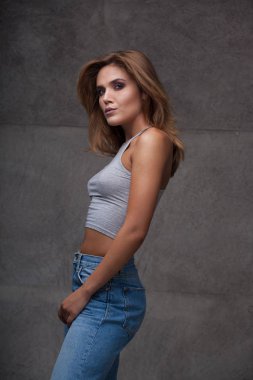 Stüdyoda seksi bir kadın.