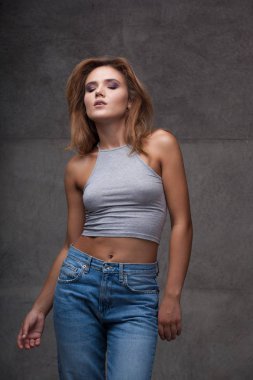 Stüdyoda seksi bir kadın.