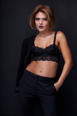 Stüdyoda seksi bir kadın.