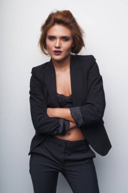 Stüdyoda seksi bir kadın.