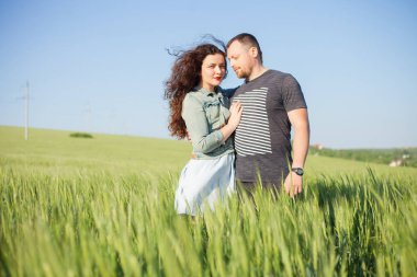 Hoş bir çiftin güzel yaz portresi.