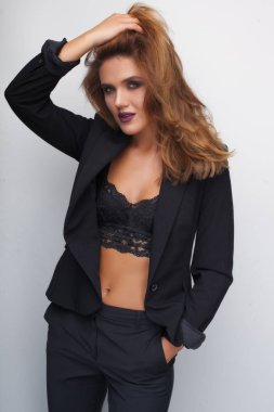 Stüdyoda seksi bir kadın.