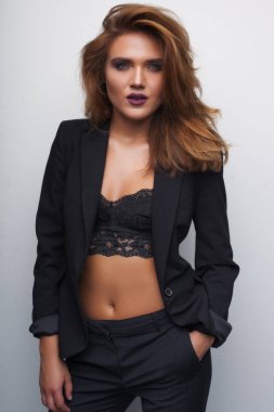 Stüdyoda seksi bir kadın.