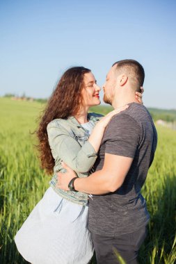 Hoş bir çiftin güzel yaz portresi.