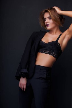 Stüdyoda seksi bir kadın.