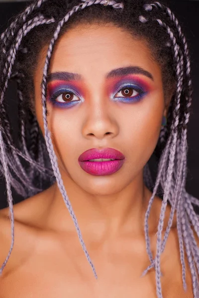 Vacker Afrikansk Kvinna Med Färg Flätor Mode Färgglada Makeup — Stockfoto