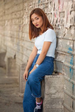 Güzel Asyalı kadın kameraya gülümsüyor