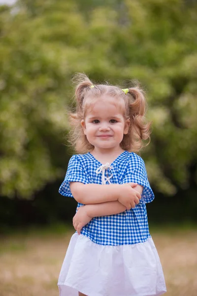 Baby Flicka Sommar Trädgård Med Ljusa Blommor — Stockfoto