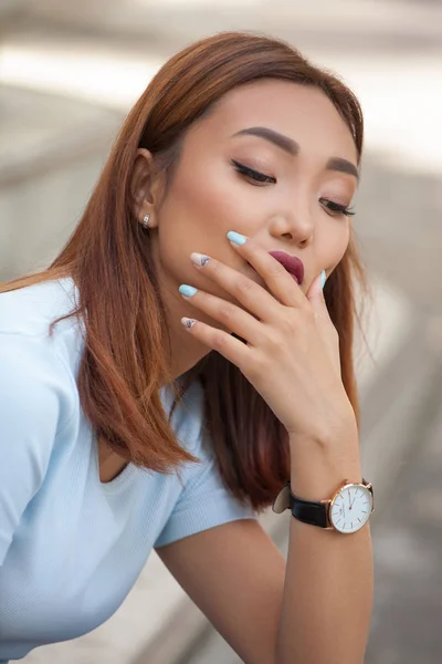 Krásná Asijská Žena Úsměvem Kameru — Stock fotografie
