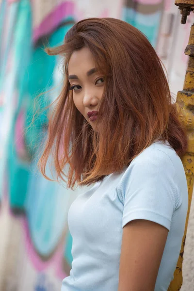 Bela Asiática Mulher Sorrindo Para Câmera — Fotografia de Stock