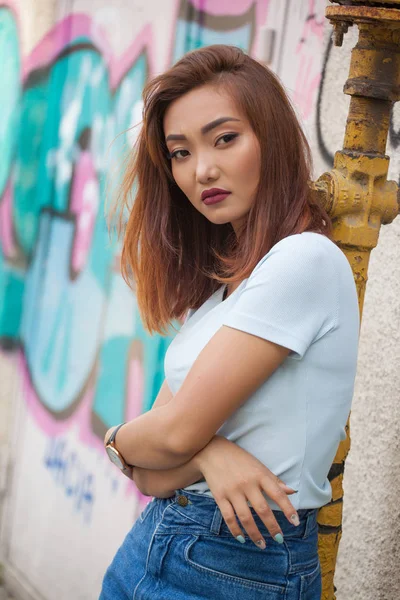 Krásná Asijská Žena Úsměvem Kameru — Stock fotografie