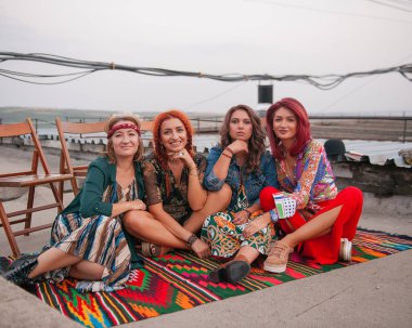 Dışarıdaki Hippi kadınların mutlu portresi