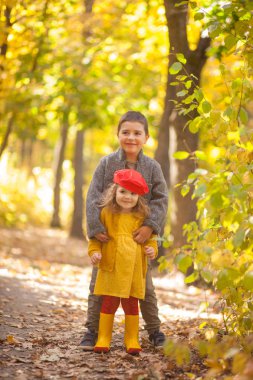 Küçük kız ve oğlanın eski güzel portresi.